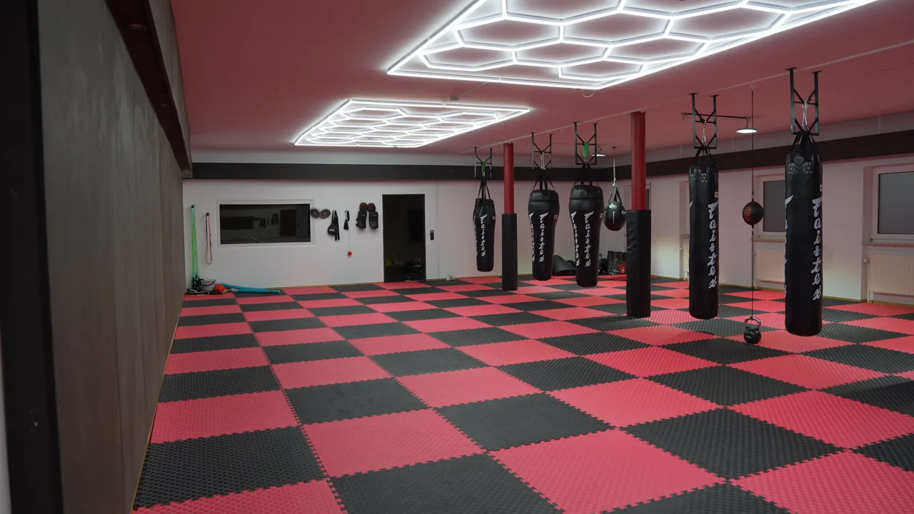 Trainingsfläche der Fight Company Nürnberg mit Sandsäcken